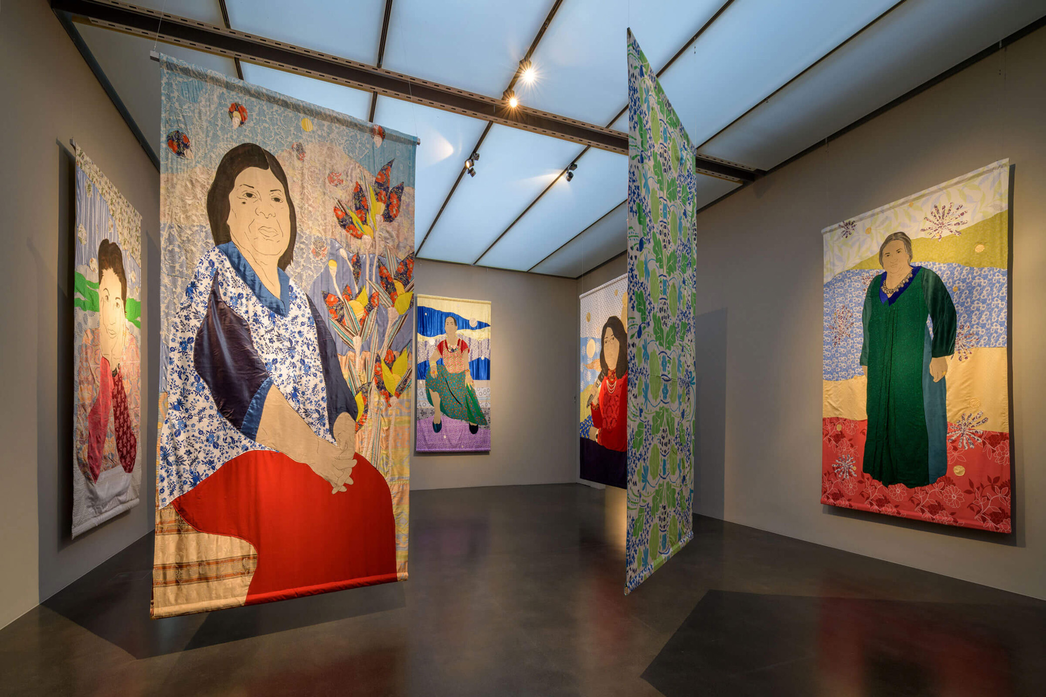 Małgorzata Mirga-Tas, Herstories, 2019–2025, Stoff, Acryl und Mixed Media, Ausstellungsansicht Kunstmuseum Luzern, 2025, Courtesy of the artist, Foto: Marc Latzel