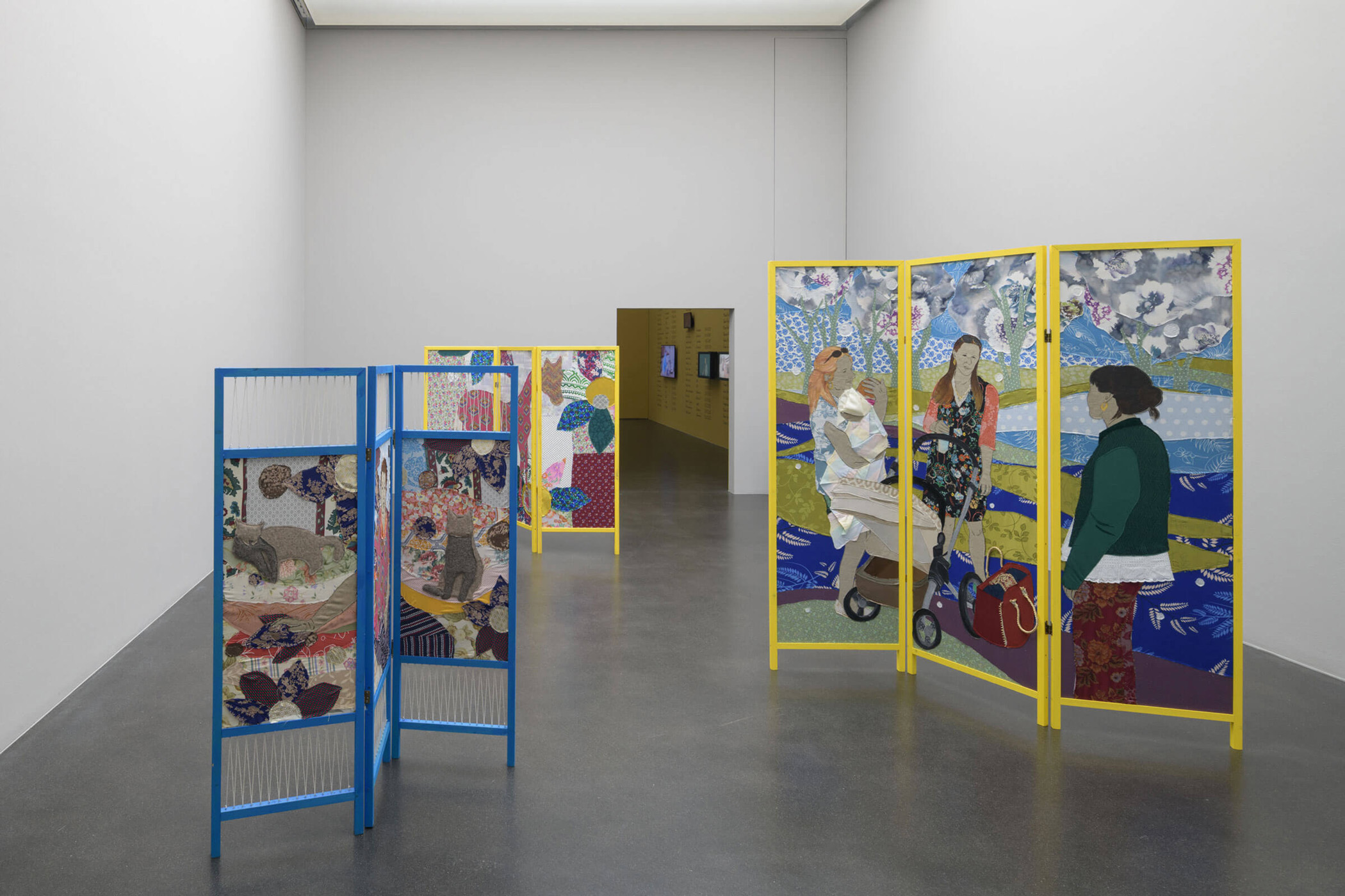 Małgorzata Mirga-Tas, Paravents, 2021–2025, Stoff, Acryl und Mixed Media, Holzrahmen, Ausstellungsansicht Kunstmuseum Luzern, 2025, Courtesy of the artist, Foto: Marc Latzel