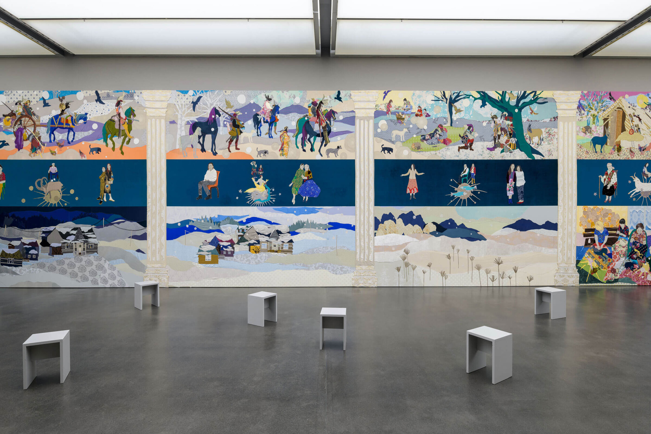 Małgorzata Mirga-Tas, Re-Enchanting the World, 2022, Stoff, Acryl und Mixed Media auf Keilrahmen, Ausstellungsansicht Kunstmuseum Luzern, 2025, Courtesy of the artist, Foto: Marc Latzel