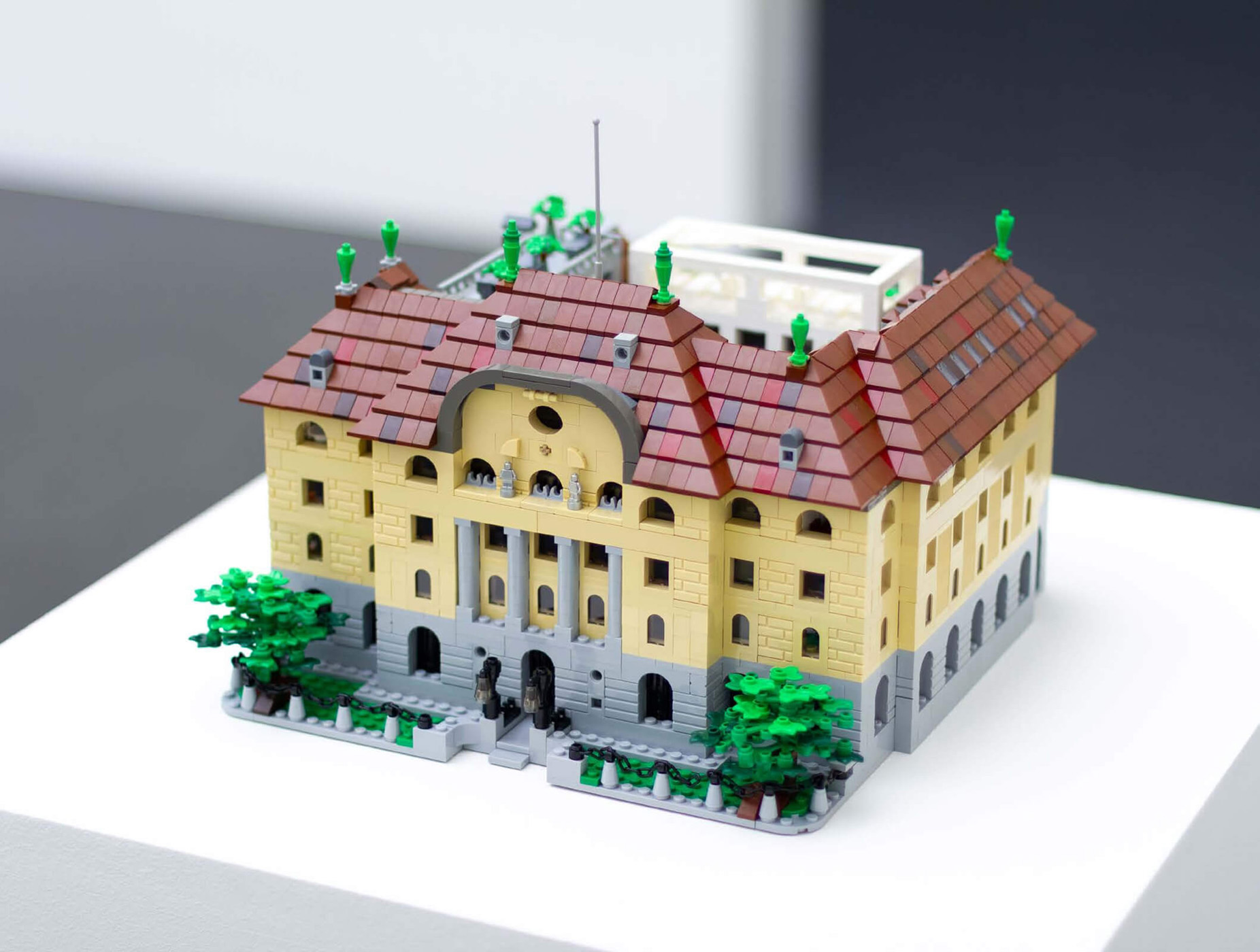 Teo Petruzzi, Suisseminiature № 84: Schweizerische Nationalbank, Bern, 2024, Lego Steine, 45.1 × 33 × 29.4 cm, Courtesy of the Artist