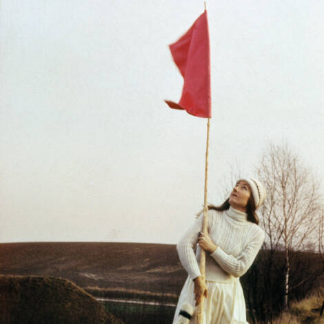Maria Pinińska-Bereś, Sztandar autorski (Fahne der Autorin), 1979, Dokumentation der Performance, Courtesy Archiv der Maria Pinińska-Bereś und Jerzy Bereś Foundation