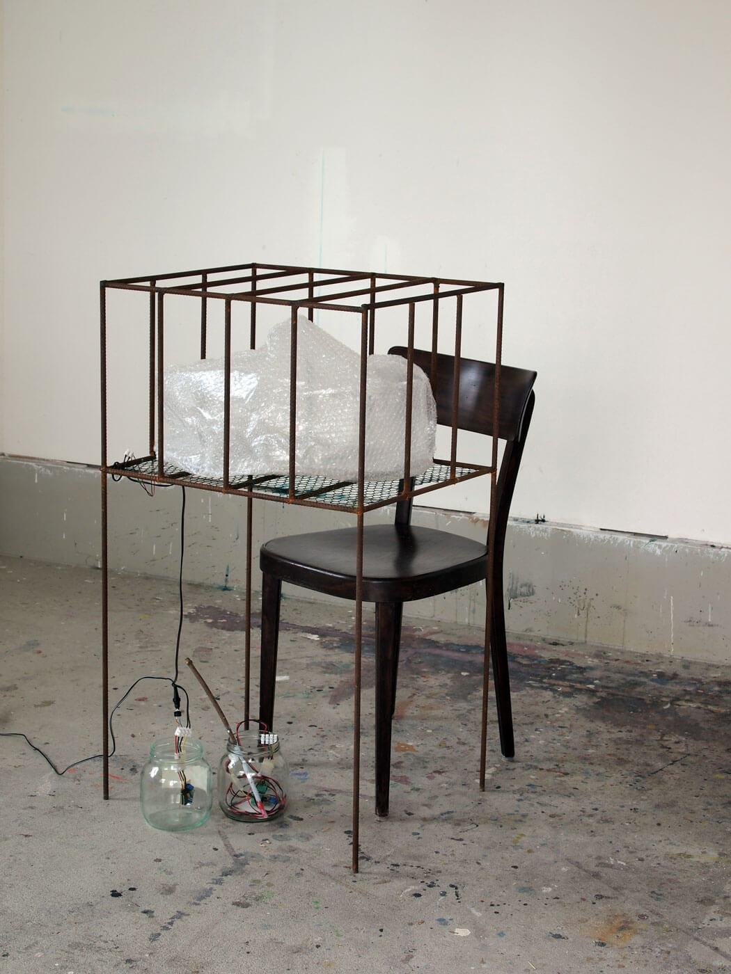 Quido Sen, Einrichtung zum Nachweis der Anforderung, 2024, Skulptur mit verschiedenen Materialien, 120 × 80 × 60 cm