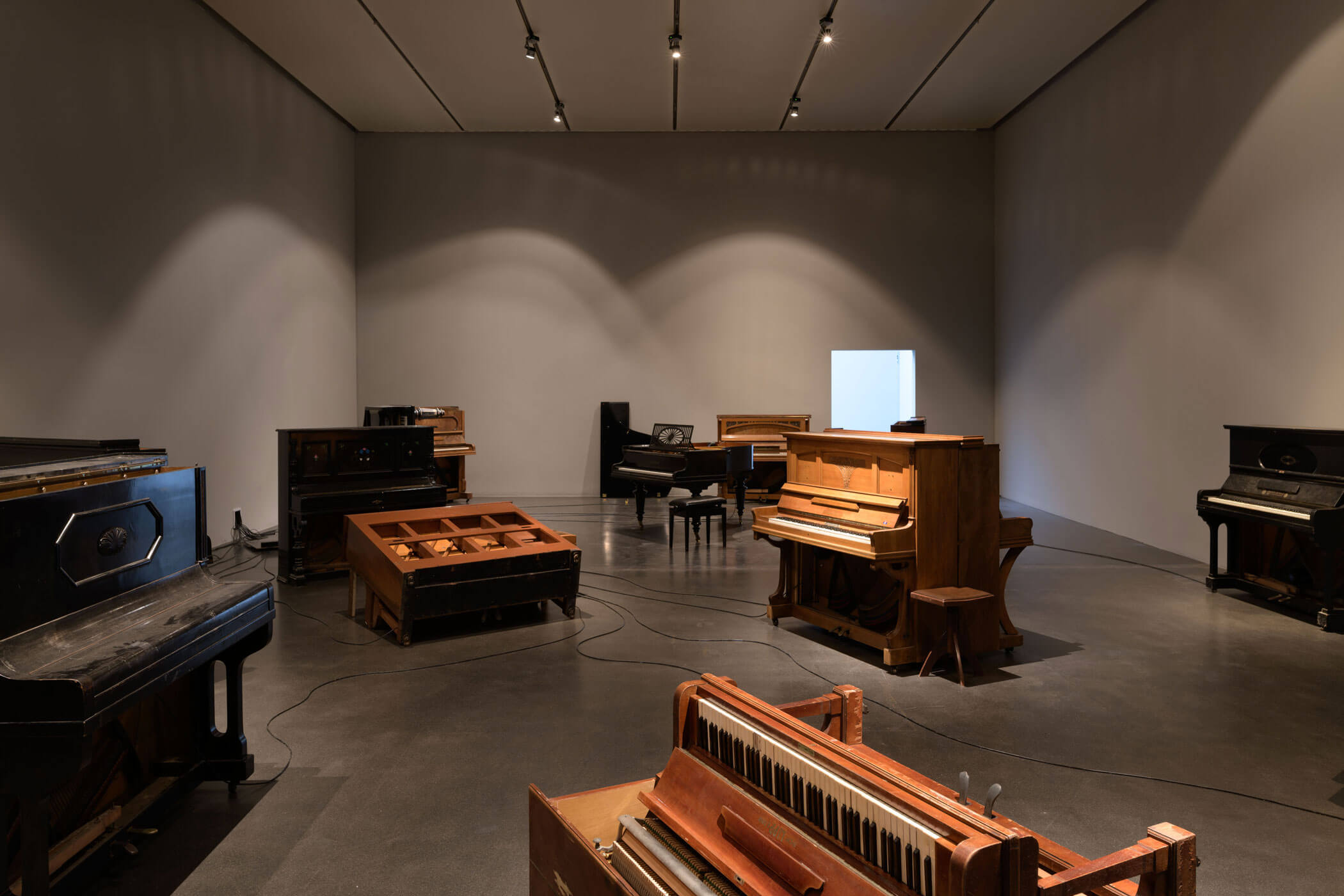 Maya Dunietz, Chilling Mammoths 2022-2024, Ausstellungsansicht Kunst-museum Luzern, 2024, siebzehn Klaviere mit Niederfrequenz-Schall-wandlern, Verstärker, Programmierung und zusätzliche Komposition von Daniel Meir, Foto: Marc Latzel