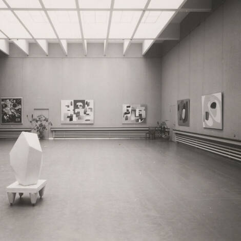 Ausstellungsansicht These, Antithese, Synthese im Oberlichtsaal mit Werken von Wassily Kandinsky, Alberto Giacometti, Jean Hélion und Hans Erni, Kunstmuseum Luzern, 1935, Zentralbibliothek Zürich, Nachlass Konrad Farner, Mappe 66.3