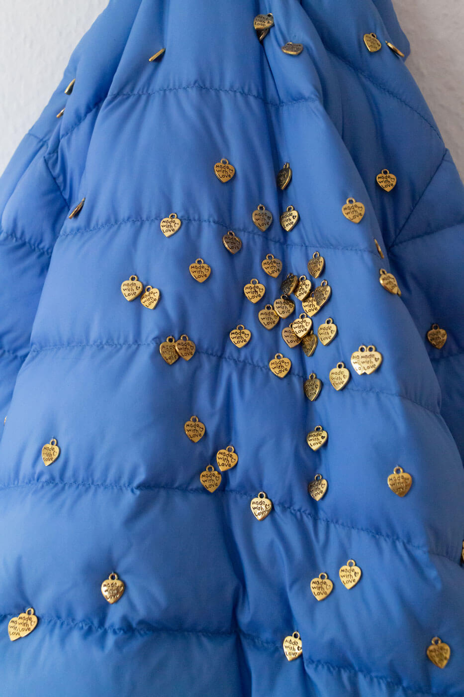 Teo Petruzzi, Happy Family, 2023, Pufferjacke, Herzanhänger und Türgarderobe, ca. 73 × 40 × 18 cmCourtesy of the Artist