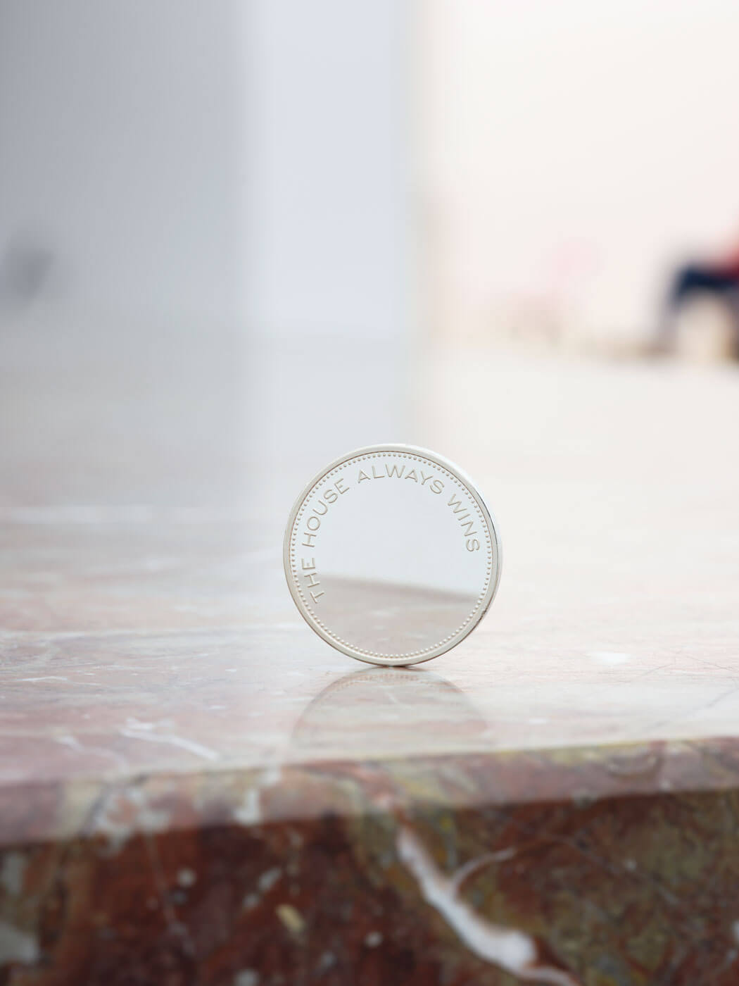 Teo Petruzzi, Reverse/Observe, 2021, Münze, Ø 33 mm, Courtesy of the Artist