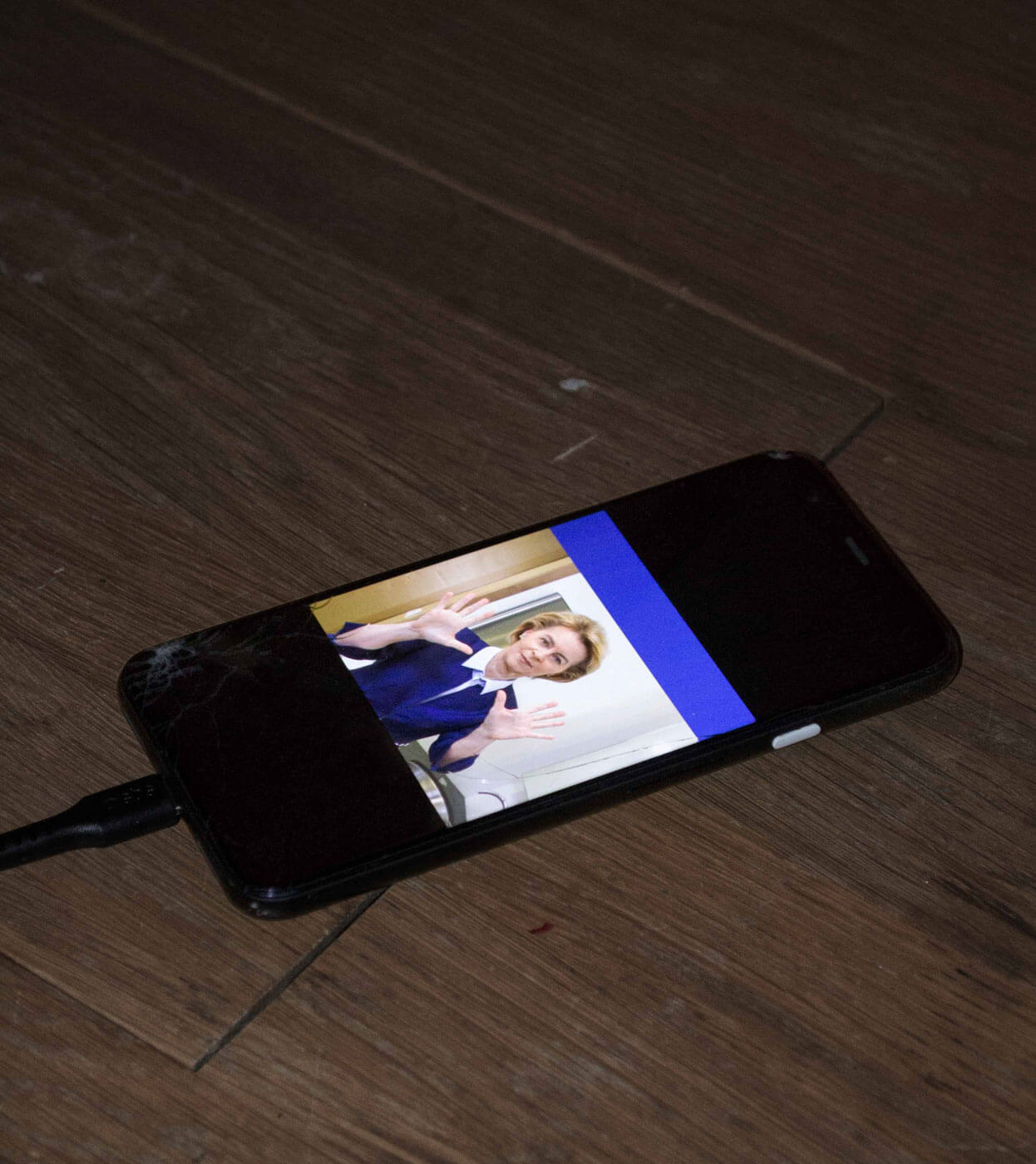 Teo Petruzzi, Clean, 2022, Mp4, Video auf Smartphone,  59ʹʹ, Courtesy of the Artist