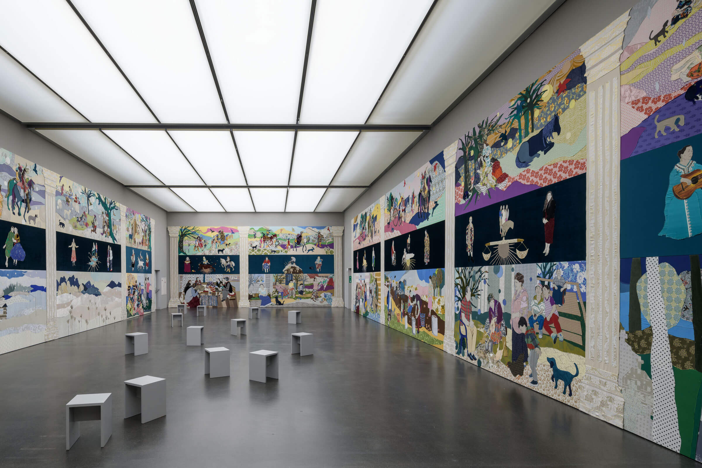 Małgorzata Mirga-Tas, Re-Enchanting the World, 2022, Stoff, Acryl und Mixed Media auf Keilrahmen, Ausstellungsansicht Kunstmuseum Luzern, 2025, Courtesy of the artist, Foto: Marc Latzel