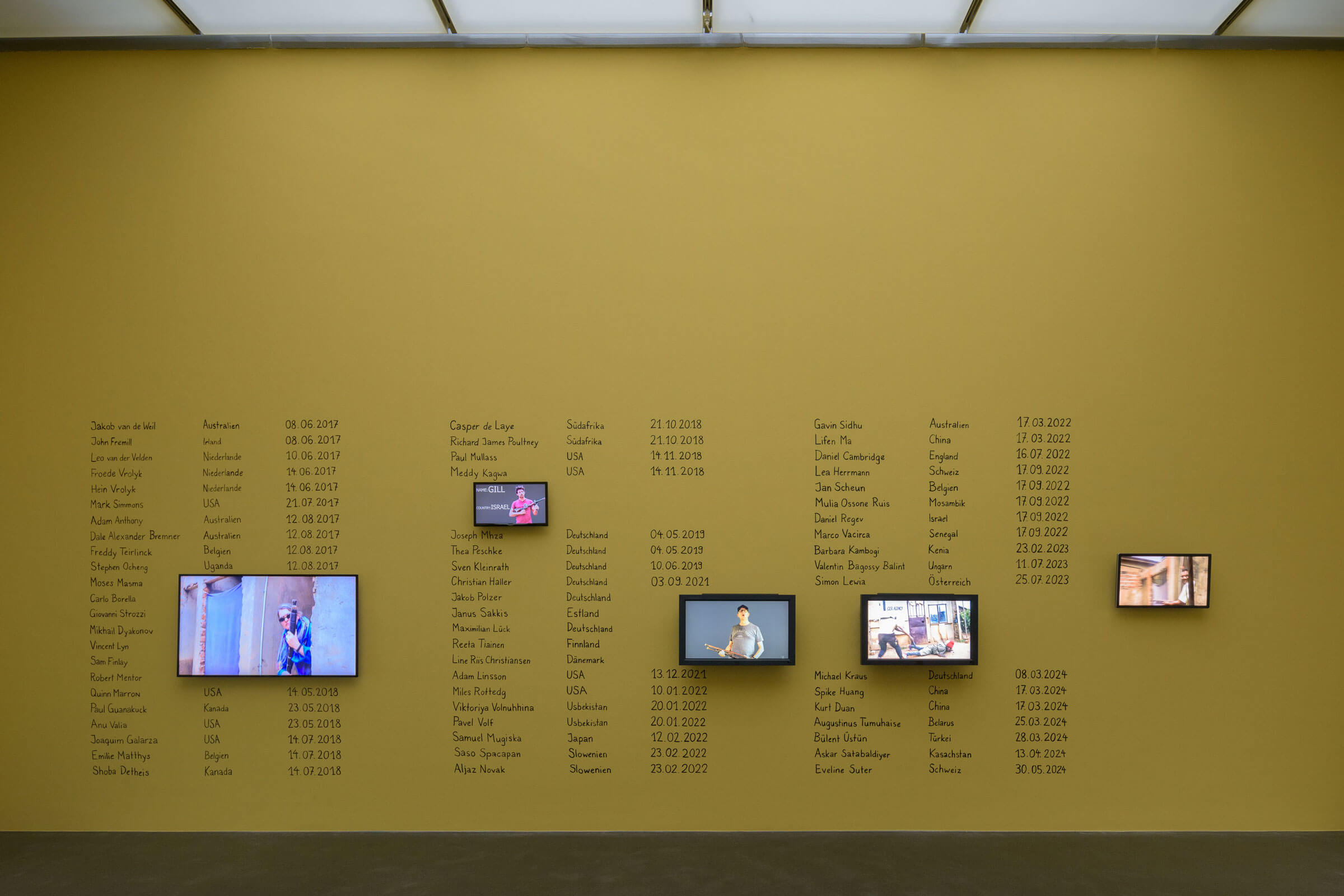 Wakaliga, Wakaliwood versus the rest of the world. No one escapes Wakaliwood, 2016, fortlaufend, Ausstellungsansicht Kunstmuseum Luzern, 2025, Foto: Marc Latzel