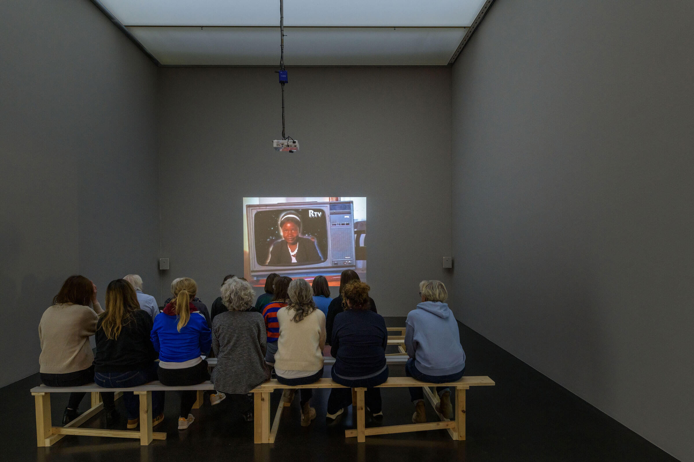 Wakaliga, Who Killed Captain Alex, Regie Nabwana I. G. G., 2010, Ausstellungsansicht Kunstmuseum Luzern, 2025, Foto: Marc Latzel