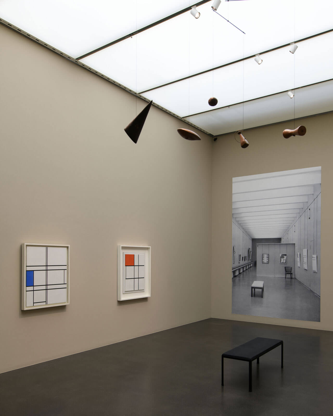 Ausstellungsansicht Kandinsky, Picasso, Miró et al. zurück in Luzern, Kunstmuseum Luzern, 2025, mit Werken von Alexander Calder und Piet Mondrian, Foto: Marc Latzel