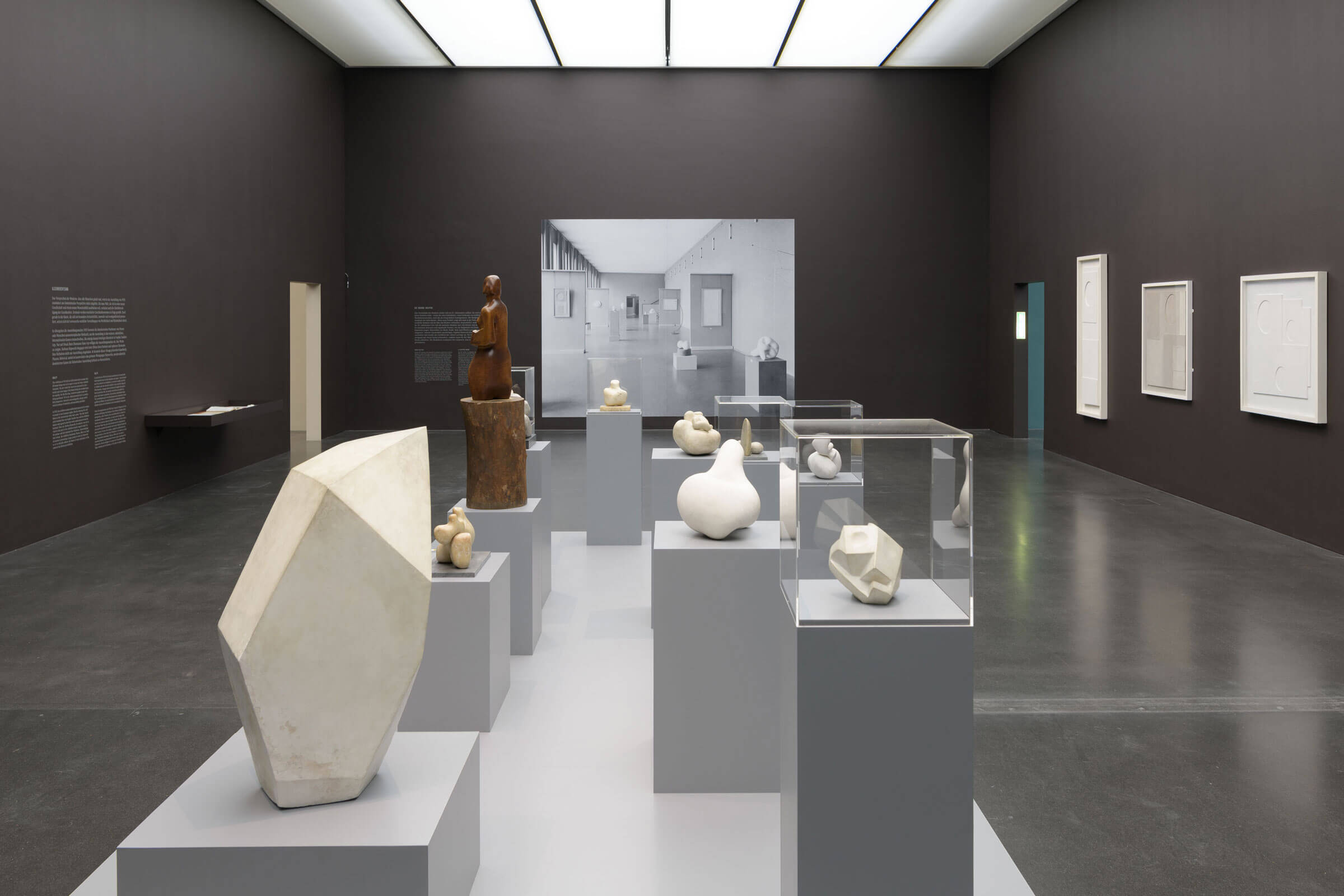 Ausstellungsansicht Kandinsky, Picasso, Miró et al. zurück in Luzern, Kunstmuseum Luzern, 2025, mit Werken von Hans Arp, Alberto Giacometti, Barbara Hepworth und Ben Nicholson, Foto: Marc Latzel