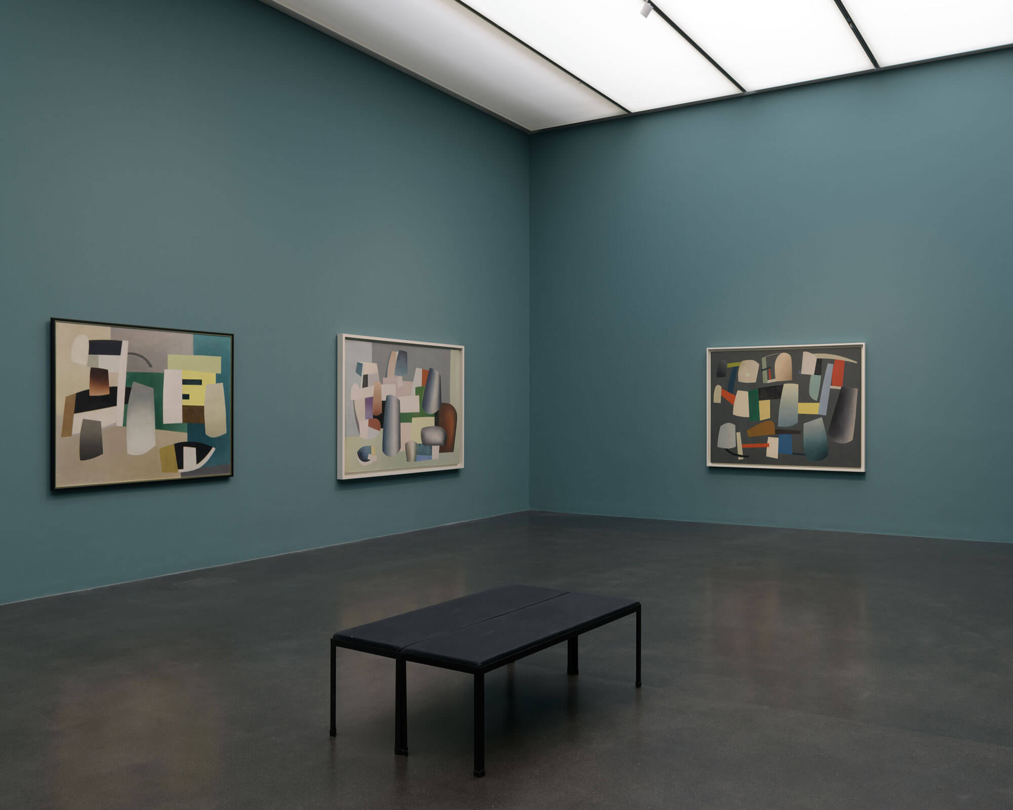 Ausstellungsansicht Kandinsky, Picasso, Miró et al. zurück in Luzern, Kunstmuseum Luzern, 2025, mit Werken von Jean Hélion, Foto: Marc Latzel