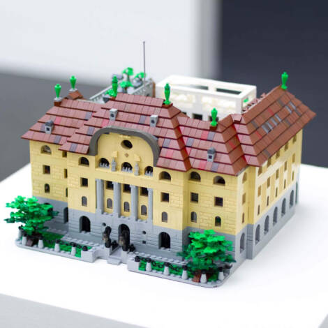 Teo Petruzzi, Suisseminiature № 84: Schweizerische Nationalbank, Bern, 2024, Lego Steine, 45.1 × 33 × 29.4 cm, Courtesy of the Artist