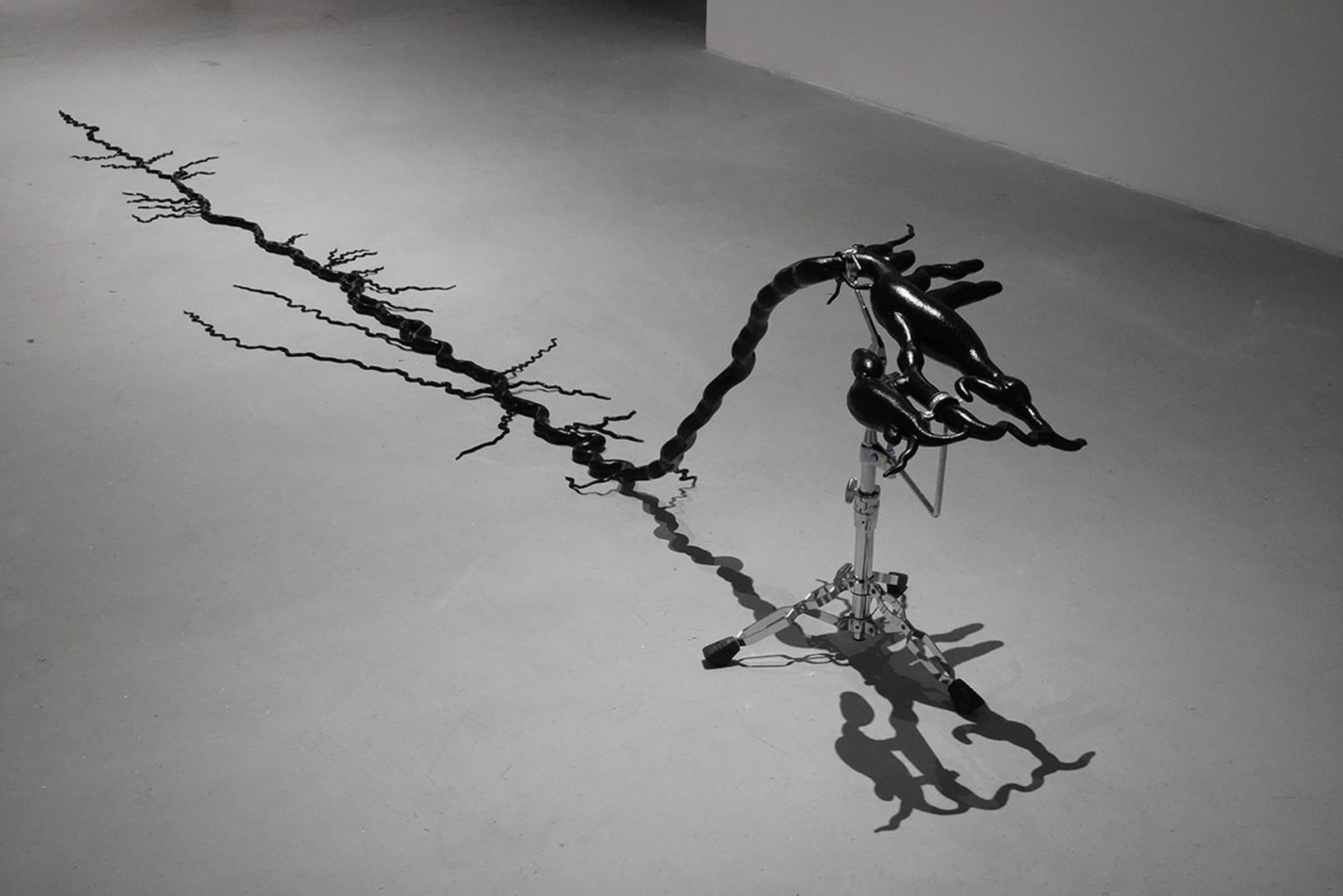 Andreas Brunner, Drawn Yonder, 2024, Polyurethan, Chromstahl, 40 × 500 × 30 cm, Courtesy of the artist