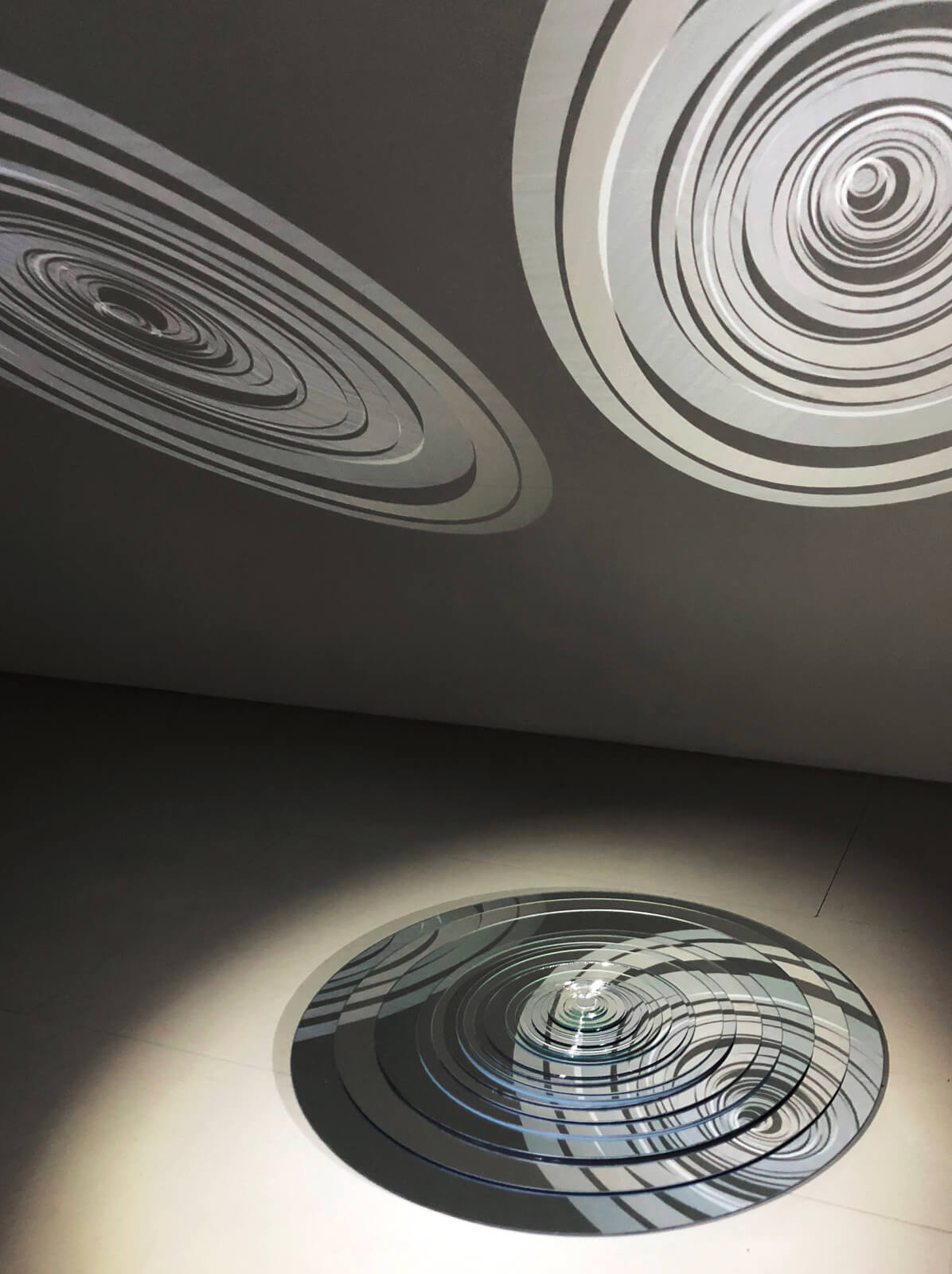 Asi Föcker, Echoen, 2025, Lichtinstallation mit 25 runden Spiegeln, 2 Scheinwerfern, 2 Stativen, Courtesy of the artist