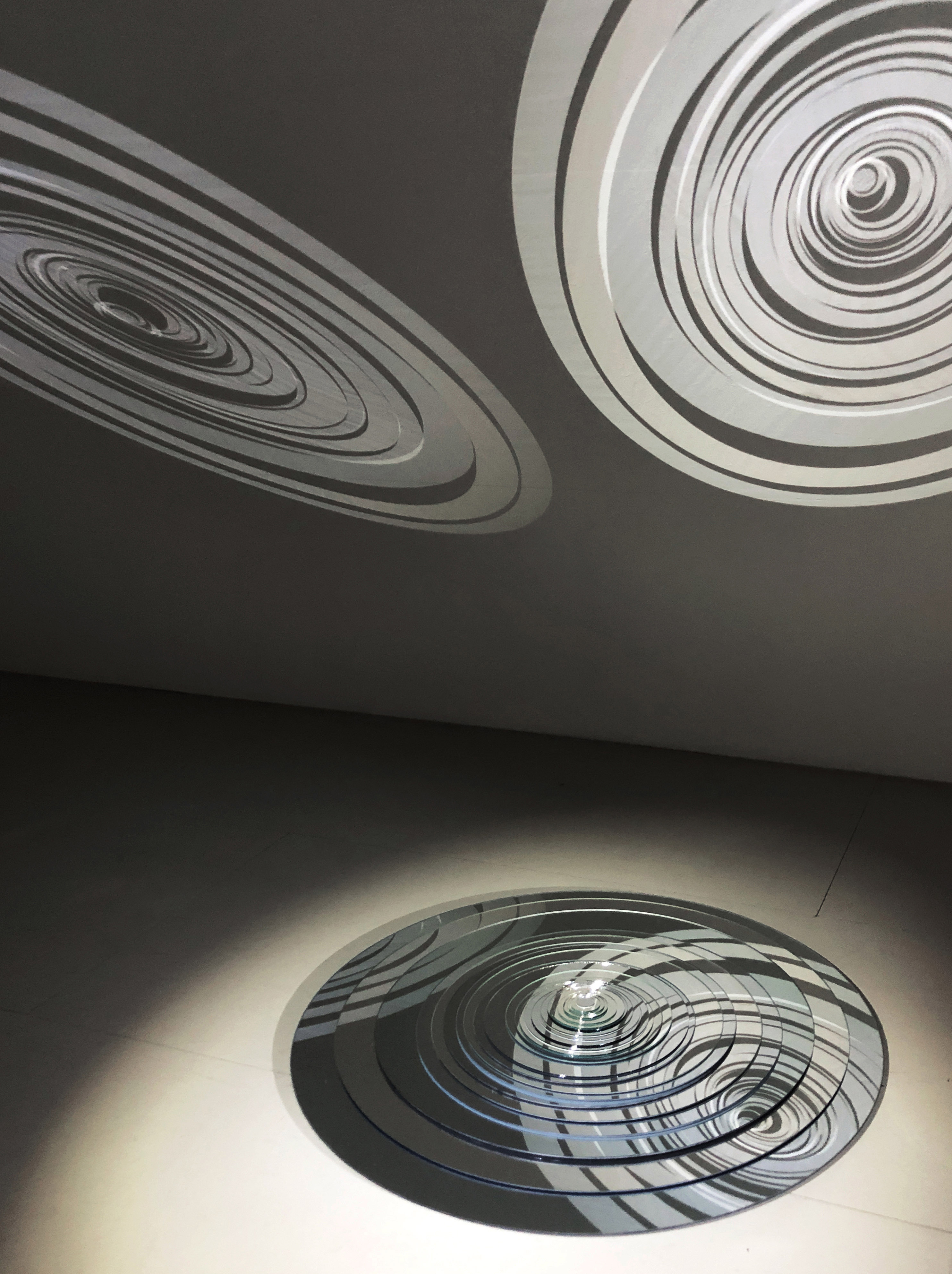 Asi Föcker, Echoen, 2025, Lichtinstallation mit 25 runden Spiegeln, 2 Scheinwerfern, 2 Stativen