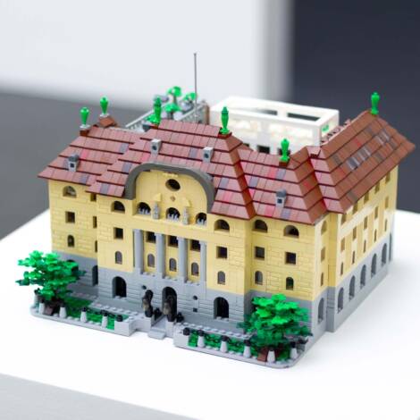 Teo Petruzzi, Suisseminiature № 84: Schweizerische Nationalbank, Bern, 2024, Lego Steine, 45.1 × 33 × 29.4 cm, Courtesy of the Artist