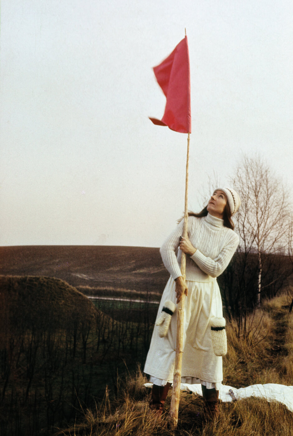 Maria Pinińska-Bereś, Sztandar autorski (Fahne der Autorin), 1979, Dokumentation der Performance, Courtesy Archiv der Maria Pinińska-Bereśund Jerzy Bereś Foundation