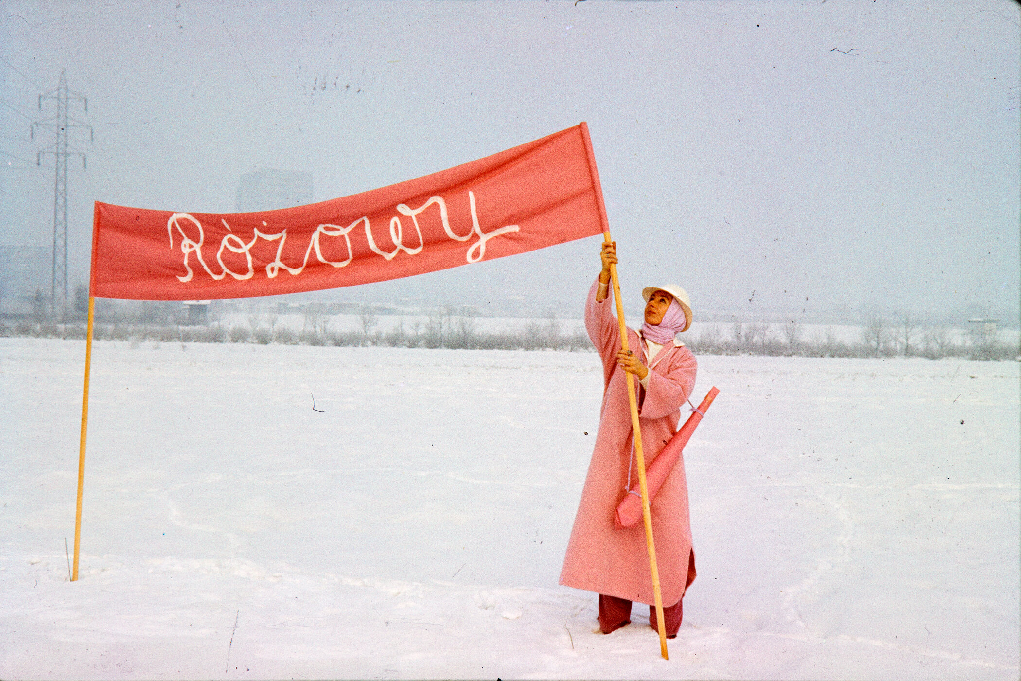 Maria Pinińska-Bereś, Transparent/Banner, 1980, Dokumentation der Performance, Courtesy Maria Pinińska-Bereś and Jerzy Bereś Foundation