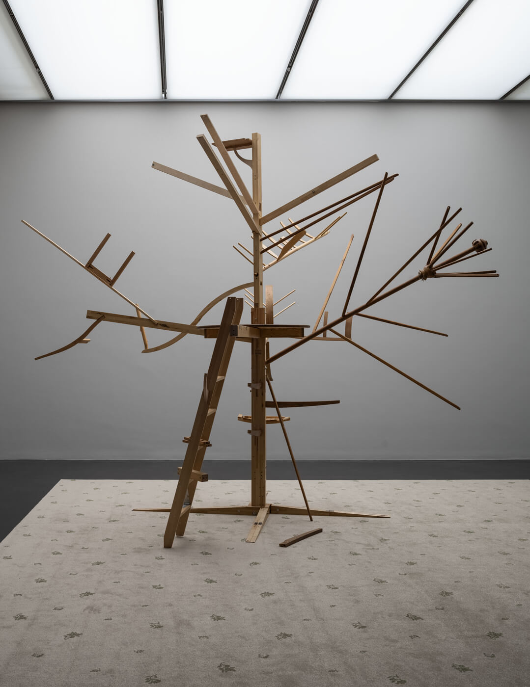 Guy Ben Ner, Treehouse Kit, 2005, Courtesy of the artist und Tel Aviv Museum of Art, Foto: Marc Latzel