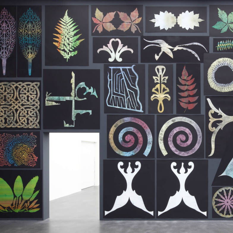 Philip Taaffe, Sanctuarium. A Room for Lucerne, 2010, Rauminstallation mit 149 Siebdrucken auf Papier, Kunstmuseum Luzern, Ankauf ermöglicht mit einem Beitrag der Zuger Kulturstiftung Landis & Gyr, Foto: Andri Stadler