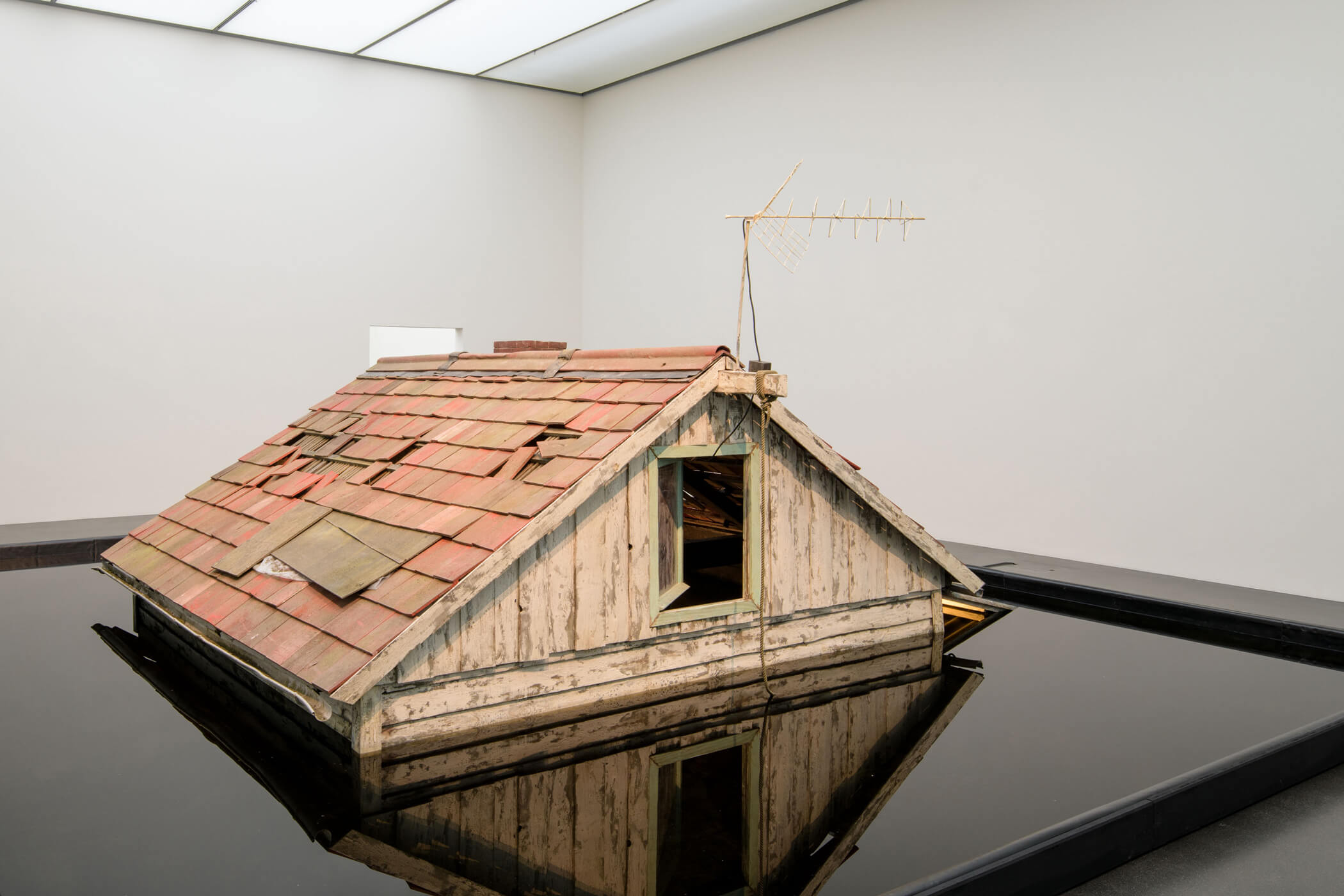 Rinus Van de Velde, Prop, Flood, Roof, 2018, Kunstmuseum Luzern, Foto: Marc Latzel