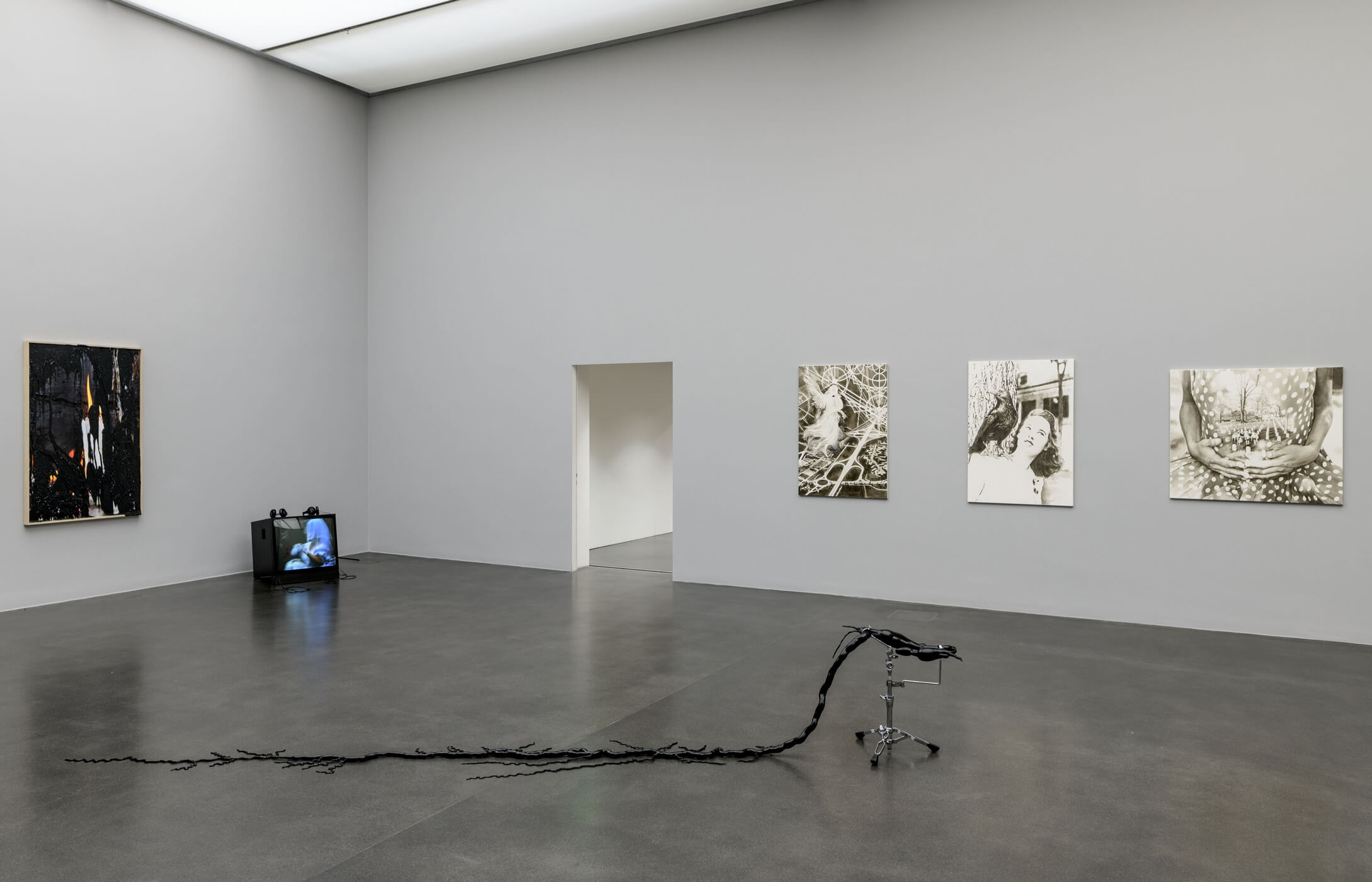 Ausstellungansicht zentral! XL Kunstmuseum Luzern, 2025, mit Werken von Irene Bisang, Andreas Brunner und Gerta Xhaferaj, Courtesy of the artists, Foto: Marc Latzel