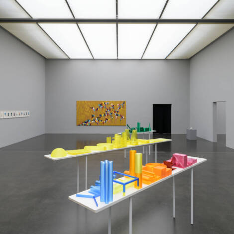 Ausstellungansicht zentral! XL Kunstmuseum Luzern, 2025, mit Werken von Jonas Burkhalter, Martin Bütler, Miranda Fierz und Markus Kummer, Courtesy of the artists, Foto: Marc Latzel