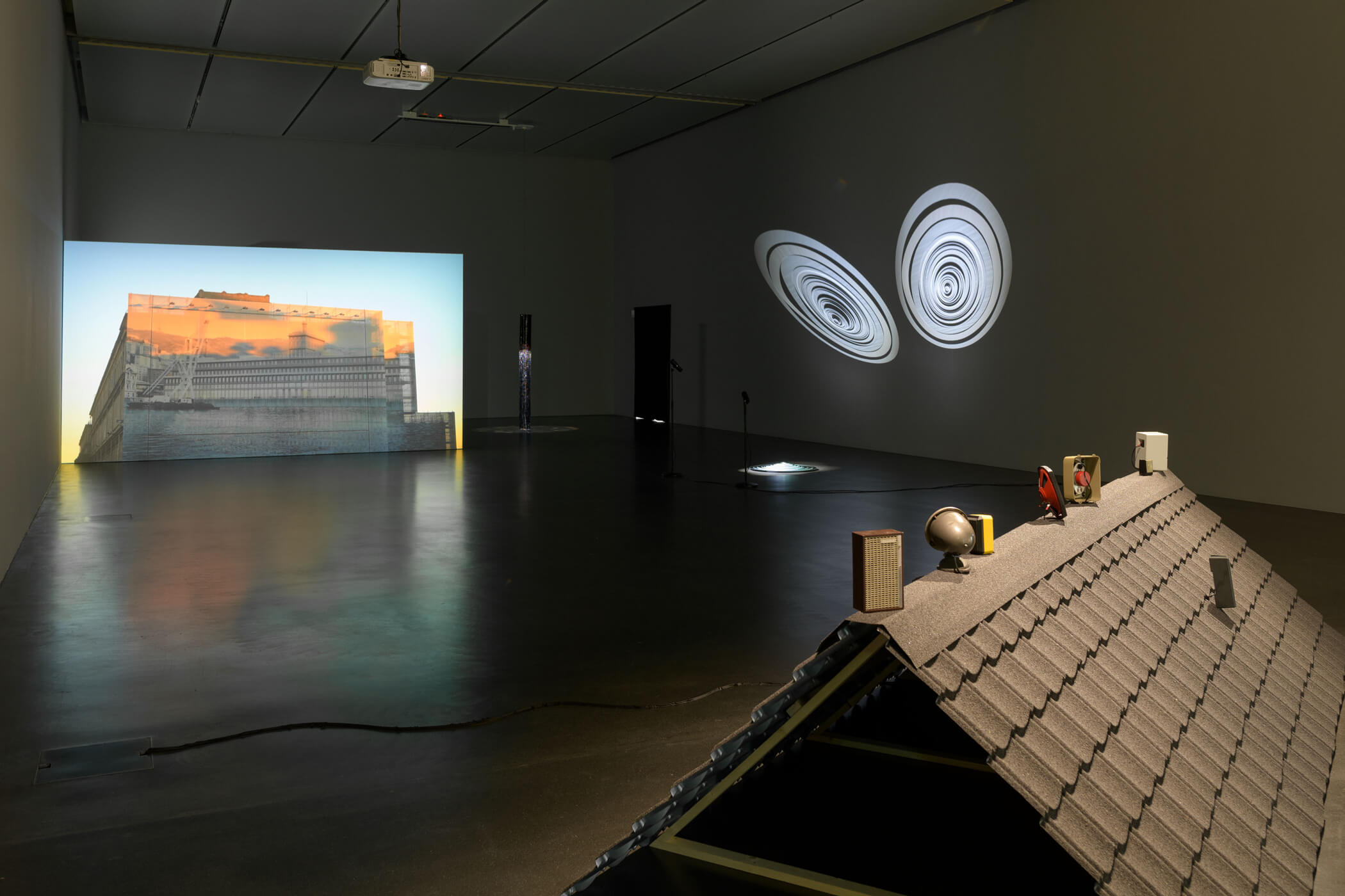 Ausstellungansicht zentral! XL Kunstmuseum Luzern, 2025, mit Werken von Asi Föcker, Marianne Halter & Mario Marchisella und Susanne Hofer, Courtesy of the artists, Foto: Marc Latzel