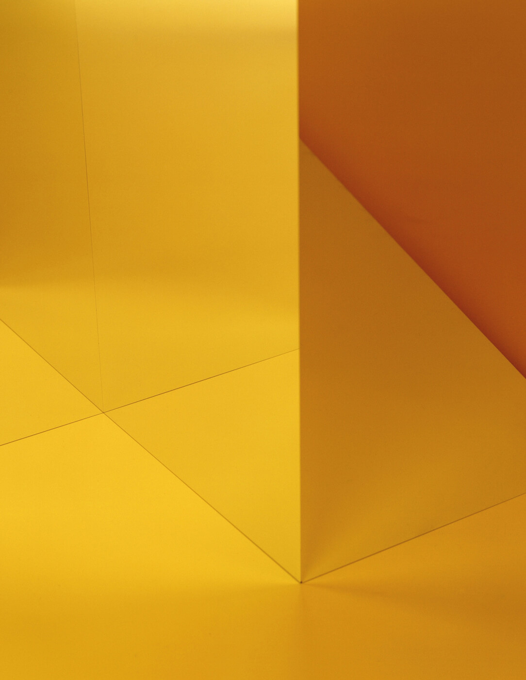 Shirana Shahbazi, Raum-Gelb-01, 2017, C-Print auf Aluminium, 90 × 70 cm, Courtesy of the artist und Galerie Peter Kilchmann, Zürich, Paris