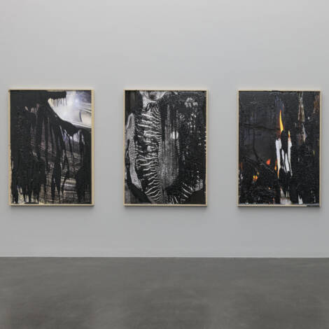 Gerta Xhaferaj, A Pause, a Rose, Something on Paper, 2024, Ausstellungsansicht zentral! XL Kunstmuseum Luzern, 2025, Courtesy of the artist, Foto: Marc Latzel