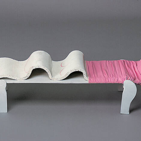 Moderne Bank mit gewellter weiß-pinker Oberfläche