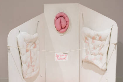 Zeitgenössische textile Kunstinstallation mit rosa und weißen Stoffen