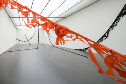 Moderne Kunstausstellung mit roten und schwarzen Stoffbändern