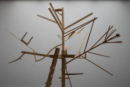 Abstrakte Holzskulptur mit Linien und Formen