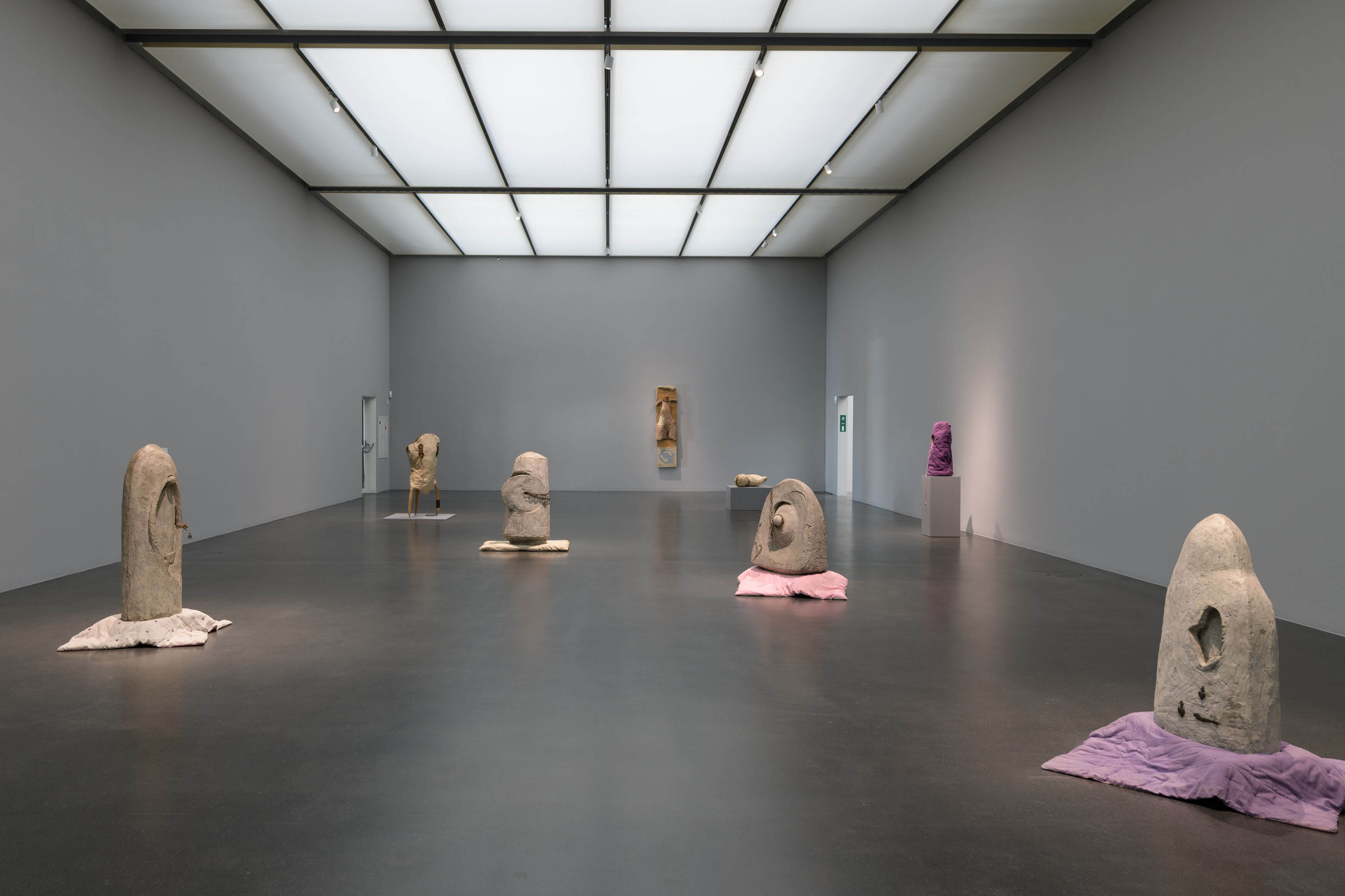 Ausstellungsansicht Maria Pinińska-Bereś. Under the Pink Flag, Kunstmuseum Luzern, 2026, Foto: Marc Latzel