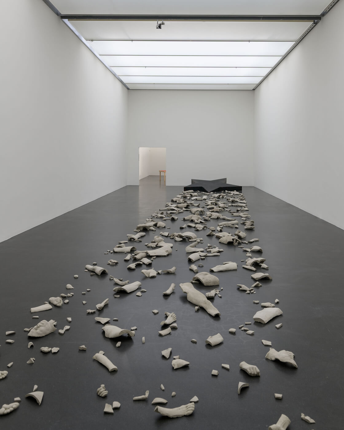 Ausstellungsansicht 1 Raum, 1 Werk. Installationen aus der Sammlung, 2026, Andreas Gehr, Leitstern, 1979, Stern: Metall, Polyesterfarbe; Tonteile, variable Dimensionen, Kunstmuseum Luzern, Depositum der Stadt Luzern, Foto: Marc Latzel