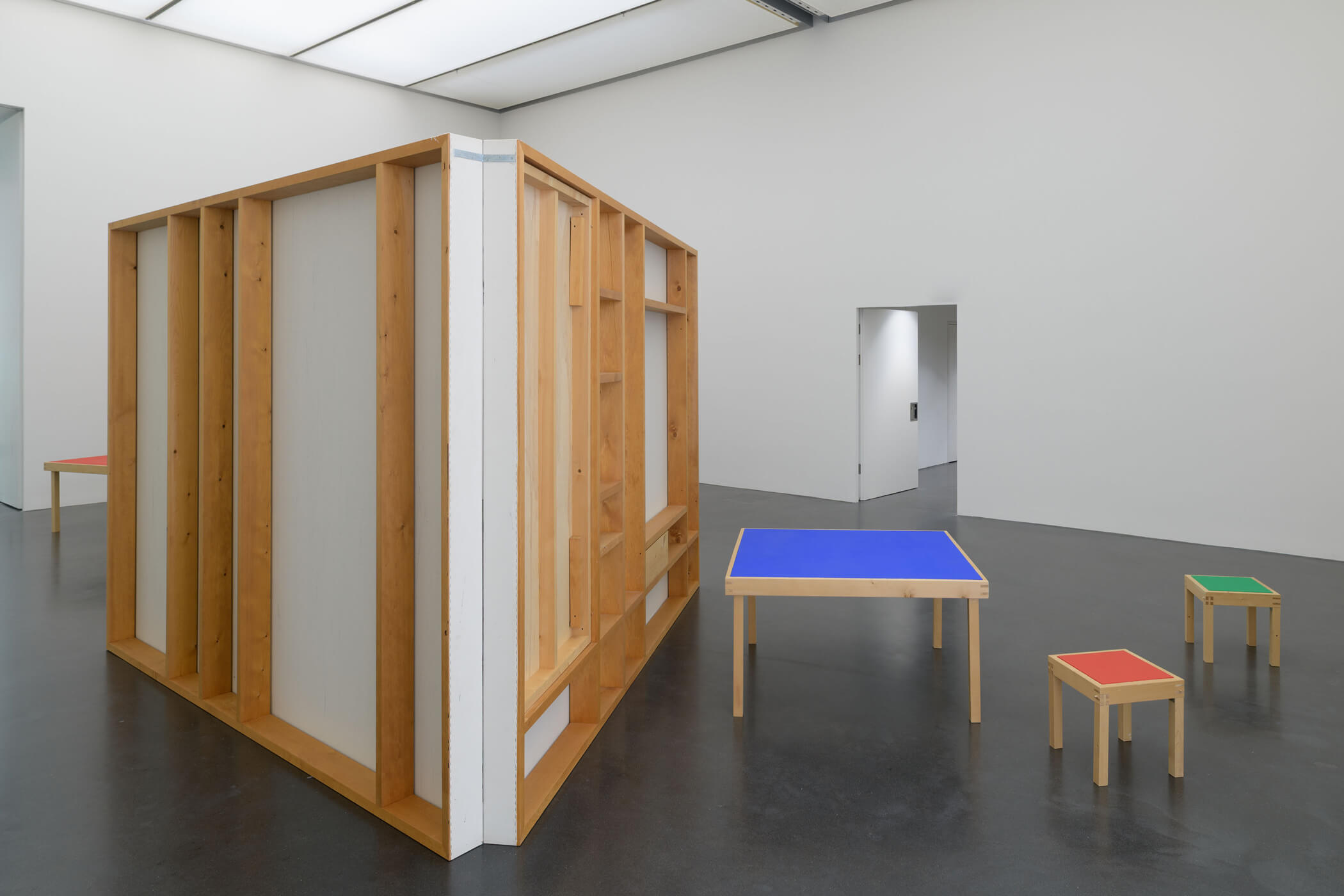 Ausstellungsansicht 1 Raum, 1 Werk. Installationen aus der Sammlung, 2026, Maria Nordman, De Lucerna E, 1992, Mixed Media auf Leinwand, variable Dimensionen, Kunstmuseum Luzern, Foto: Marc Latzel