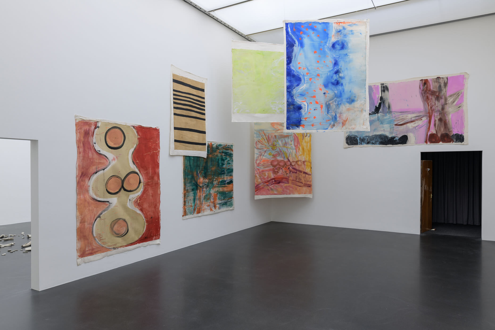 Ausstellungsansicht 1 Raum, 1 Werk. Installationen aus der Sammlung, 2026, Vivian Suter, Untitled, 2018–2021, Mixed Media auf Leinwand, variable Dimensionen, Kunstmuseum Luzern, Depositum der Stiftung BEST Art Collection Luzern, vormals Bernhard Eglin-Stiftung, Foto: Marc Latzel