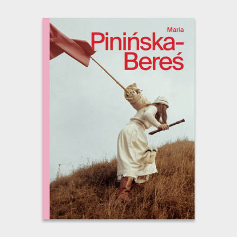 Frau mit roter Fahne auf Hügel