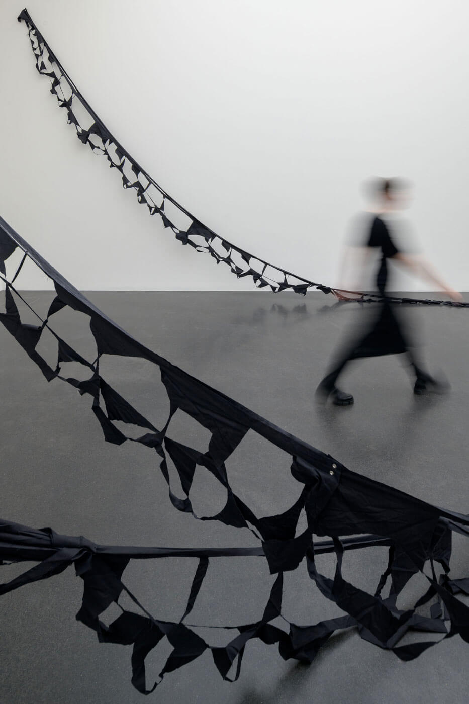Ausstellungsansicht 1 Raum, 1 Werk. Installationen aus der Sammlung, 2026, Marion Baruch, Abbraccio lo spazio e lo attraverso, 2020, Baumwolle, synthetischer Stoff, variable Dimensionen, Kunstmuseum Luzern, Foto: Marc Latzel